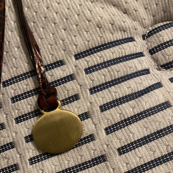 Beautiful leather Brahmin bag. Two zippers on top and 4 pockets on the inside. - Picture 9 of 10